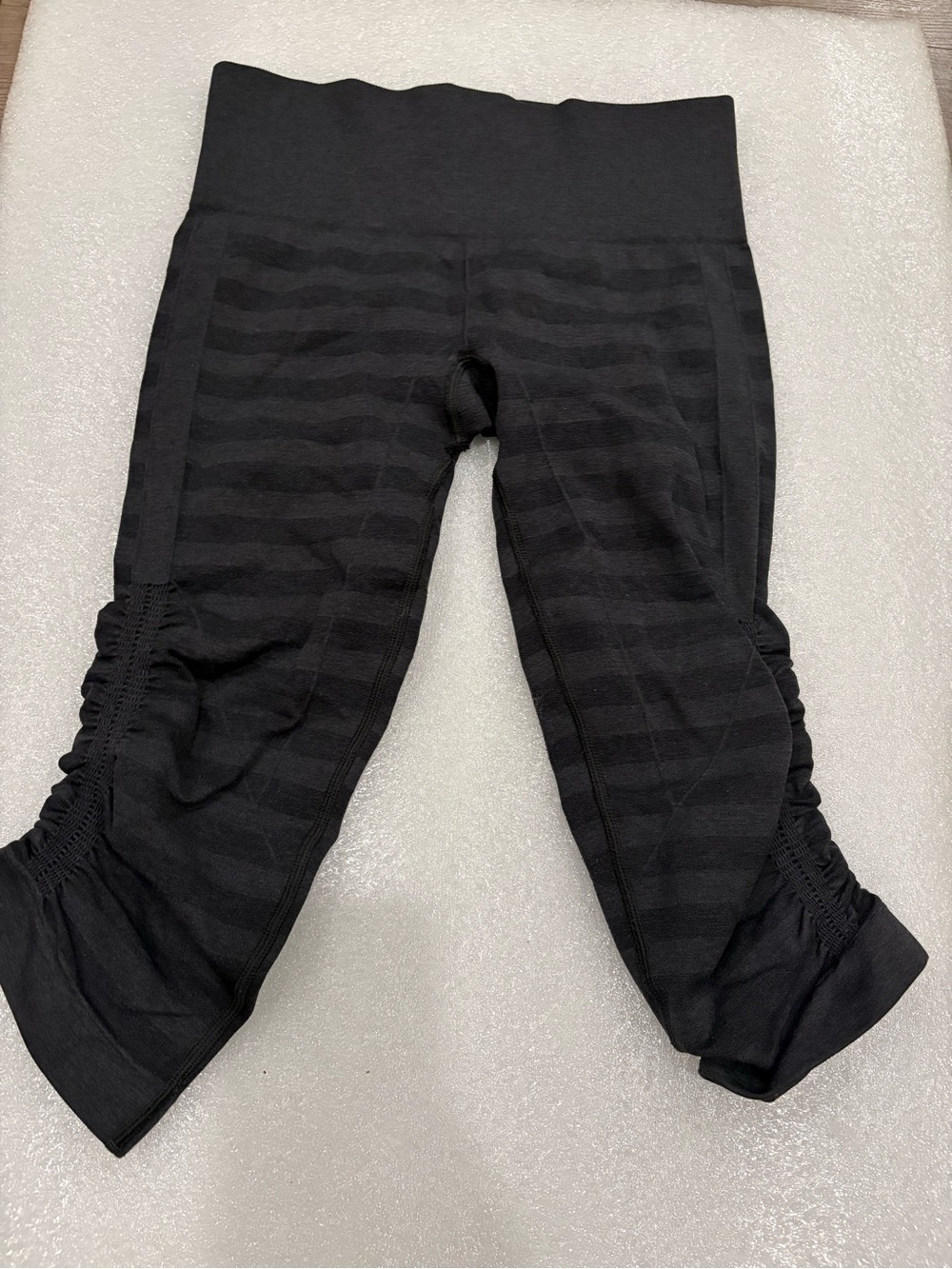 Lululemon In The Flow Crop Black Striped Capri Leggings Woven Knit Sz 2/4